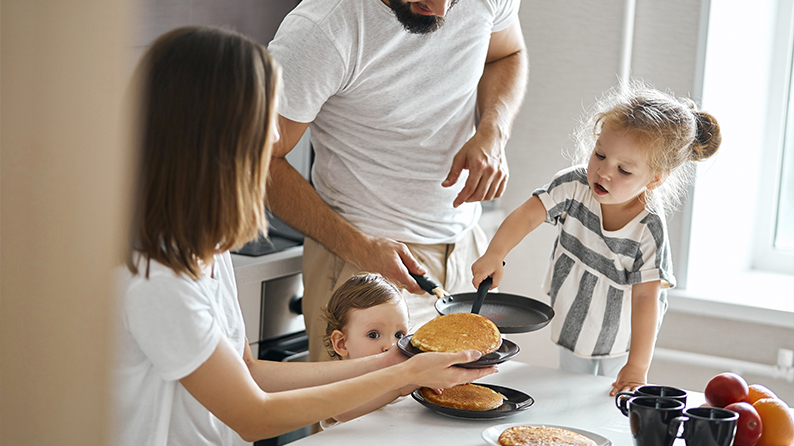 Preparing a Ramadan table with our kids!